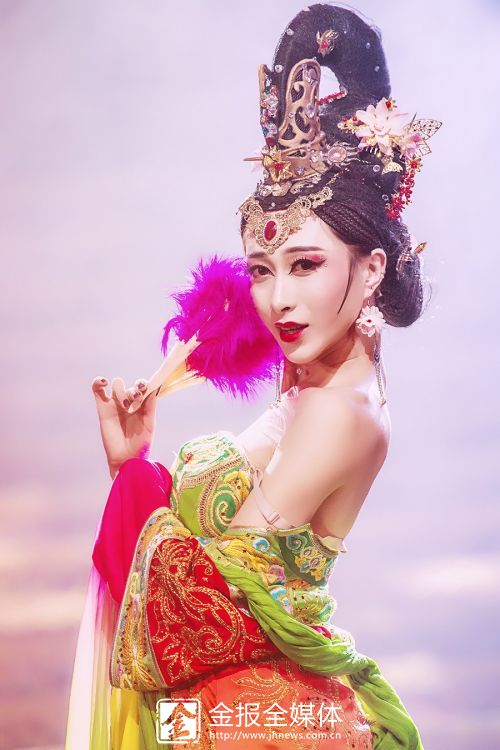本是男儿身,被唤美娇娘,东北小伙唐振在横店的反串"双身"生活.