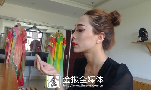 小伙反串女声图片