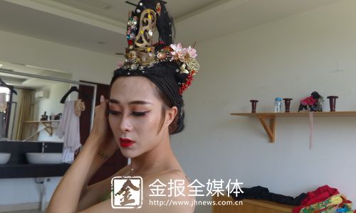 小伙反串女声图片