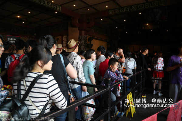 国庆节假期横店游客爆满，为看8分钟4D电影需排队2小时-横店兔旅行网
