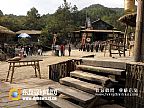 图为《擒蛇》黑煞山土匪窝剧照副本