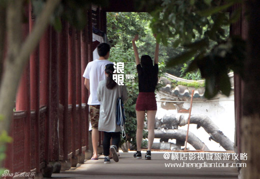 电影《三少爷的剑》横店紧张拍摄，林更新蒋梦婕一同散步吃拉面